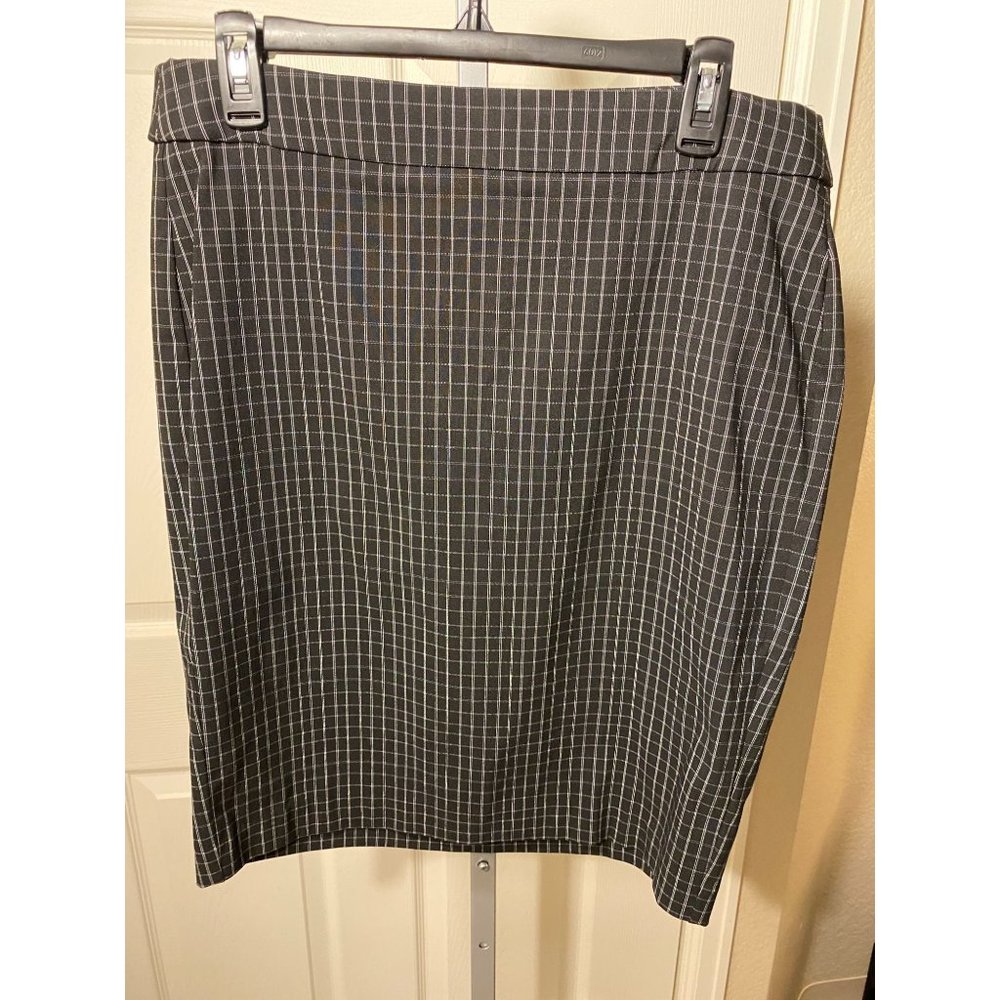 Elle Large Black Plaid  Work/ Casual Skirt 23 1/2 Long Elastic Waist 34 Inch Wai